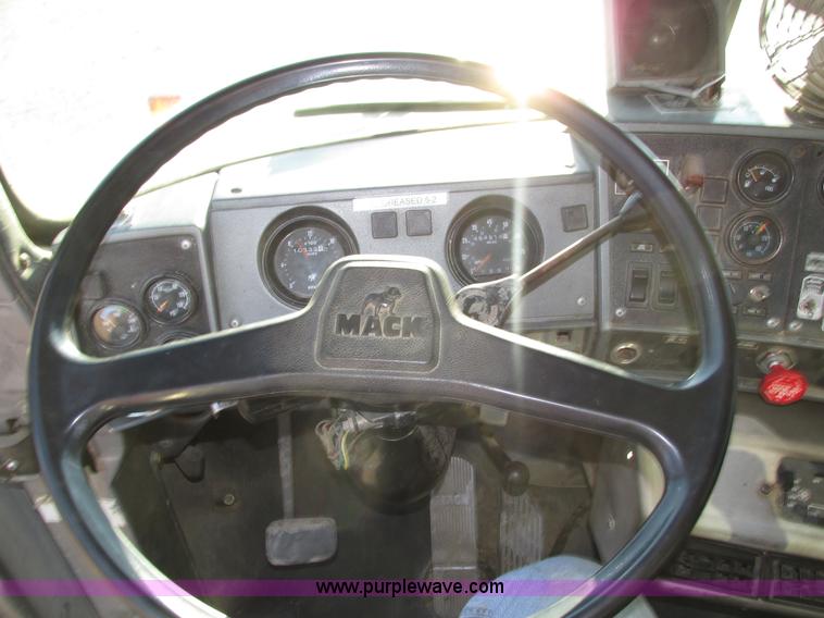 image for item H1239 1993 Mack RD688S semi truck