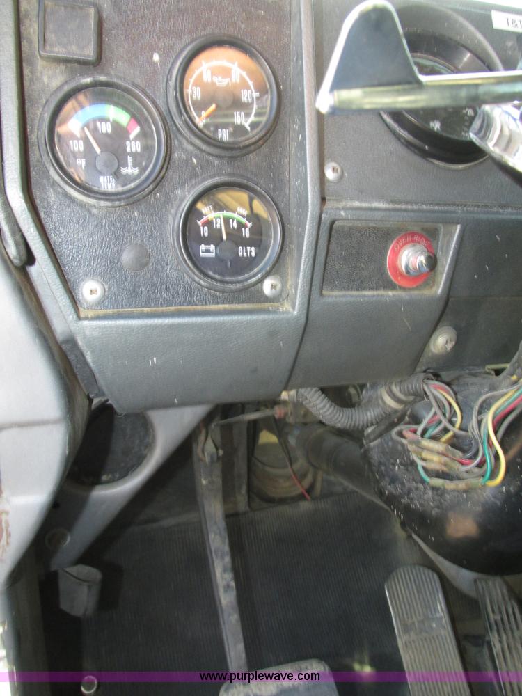 image for item H1239 1993 Mack RD688S semi truck