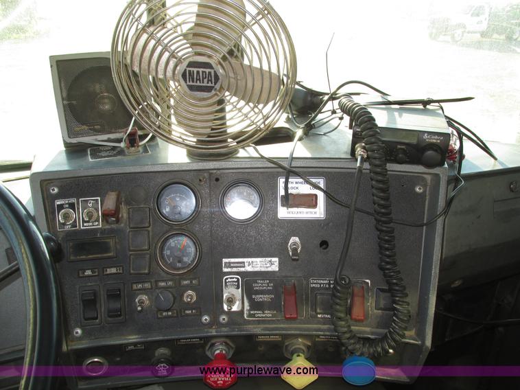 image for item H1239 1993 Mack RD688S semi truck