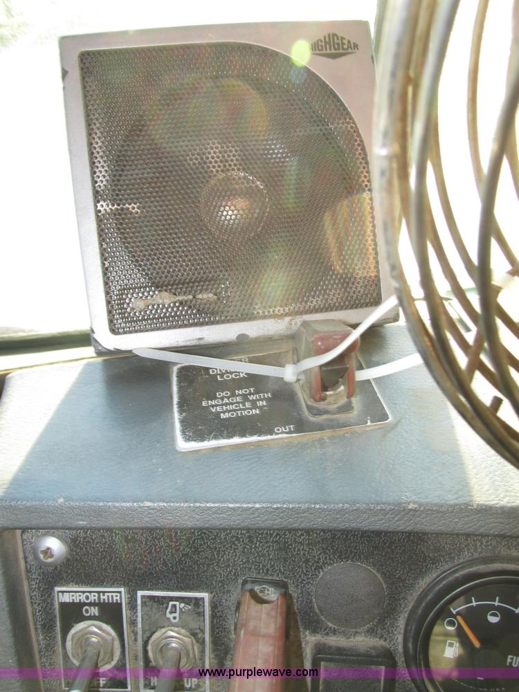 image for item H1239 1993 Mack RD688S semi truck