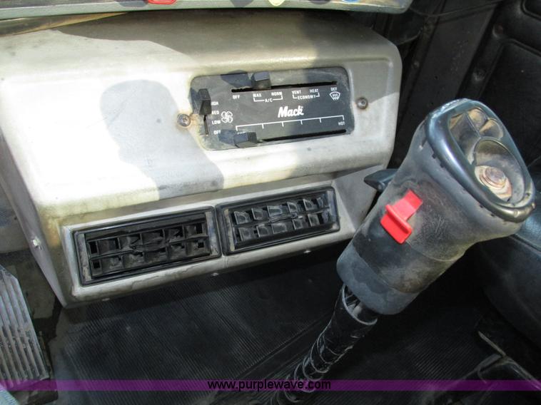 image for item H1239 1993 Mack RD688S semi truck