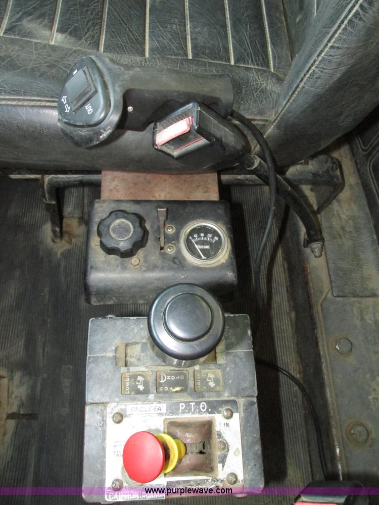 image for item H1239 1993 Mack RD688S semi truck