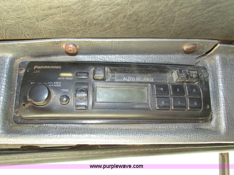 image for item H1239 1993 Mack RD688S semi truck