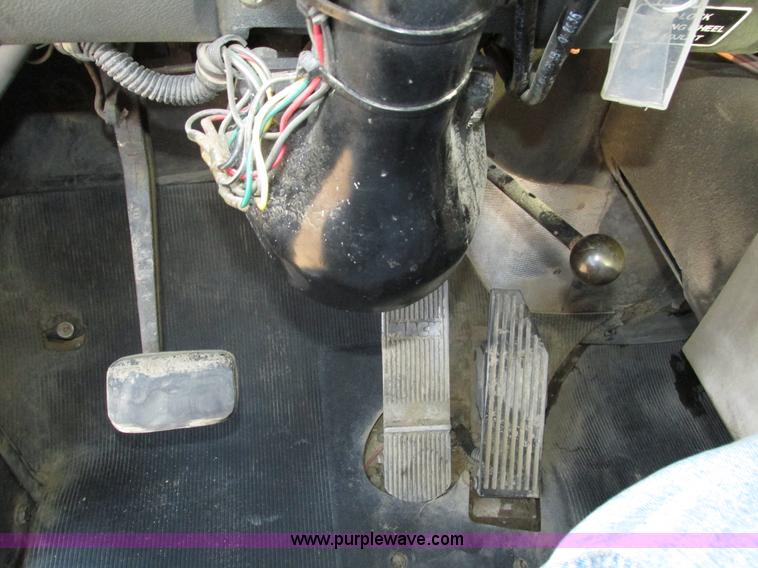 image for item H1239 1993 Mack RD688S semi truck