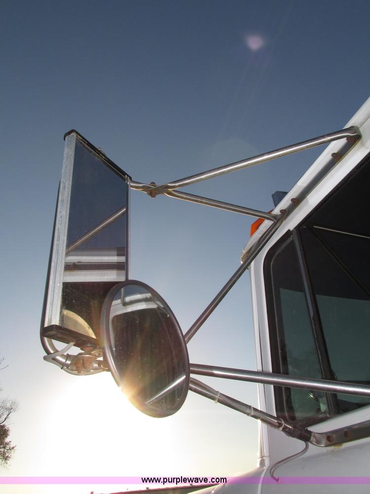 image for item H1239 1993 Mack RD688S semi truck