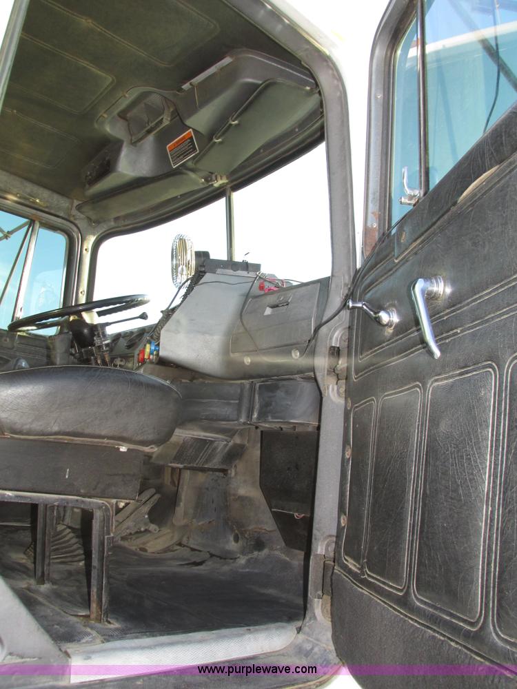 image for item H1239 1993 Mack RD688S semi truck