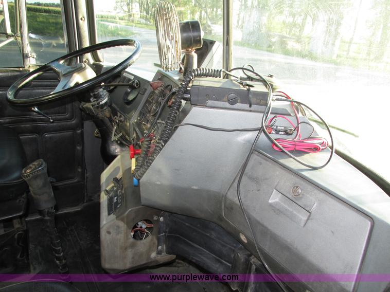 image for item H1239 1993 Mack RD688S semi truck