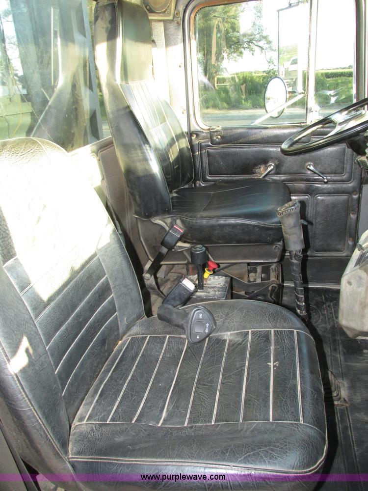 image for item H1239 1993 Mack RD688S semi truck