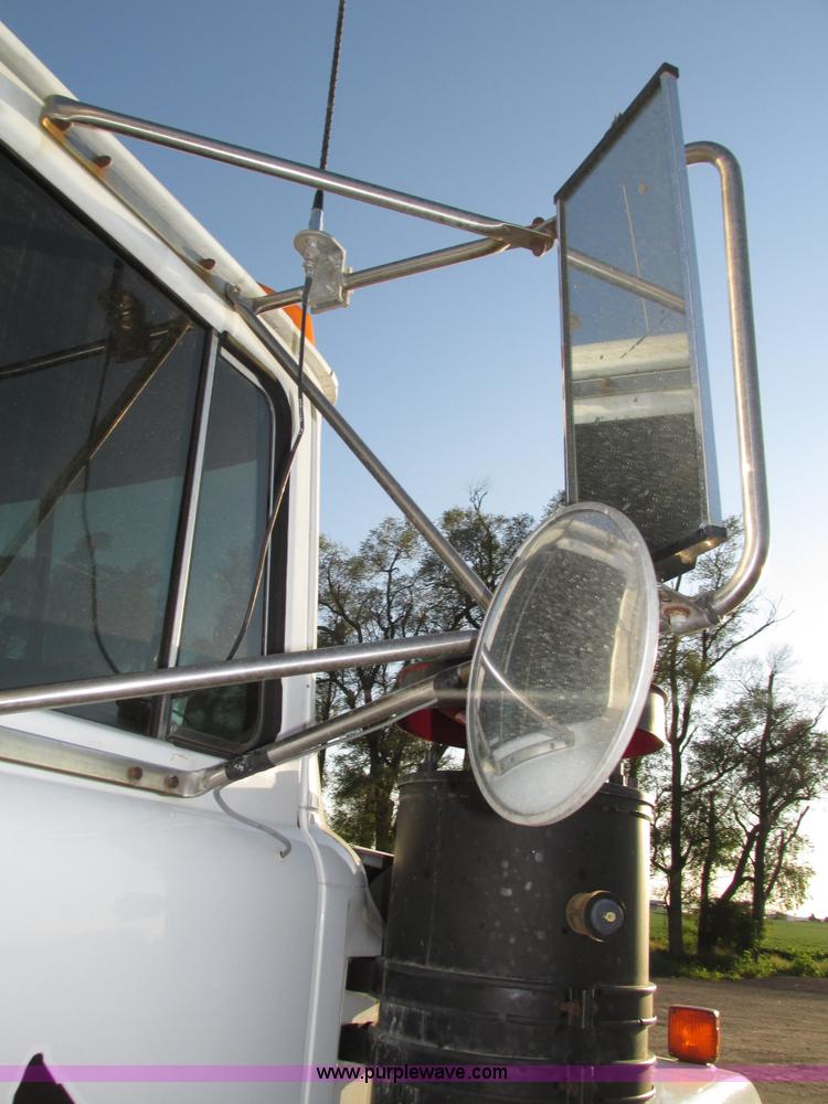 image for item H1239 1993 Mack RD688S semi truck