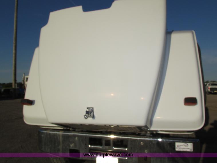 image for item H1239 1993 Mack RD688S semi truck