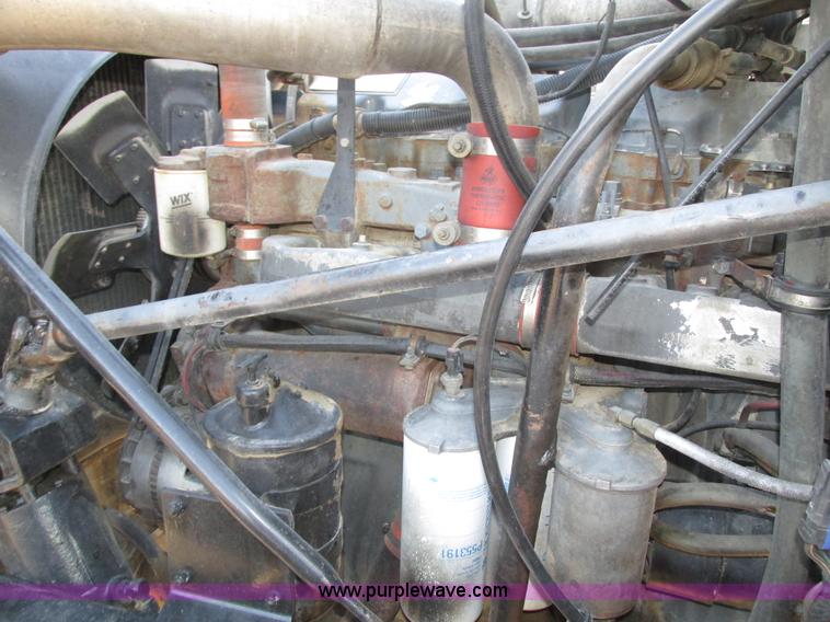 image for item H1239 1993 Mack RD688S semi truck