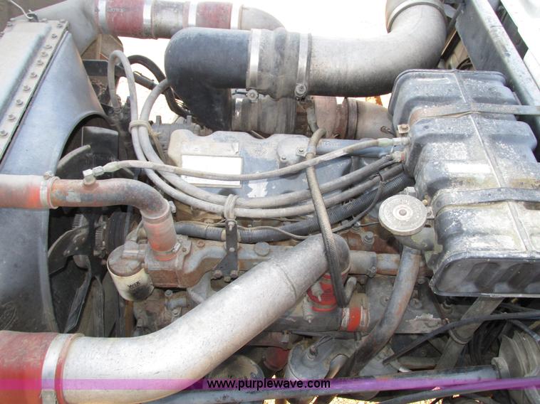 image for item H1239 1993 Mack RD688S semi truck