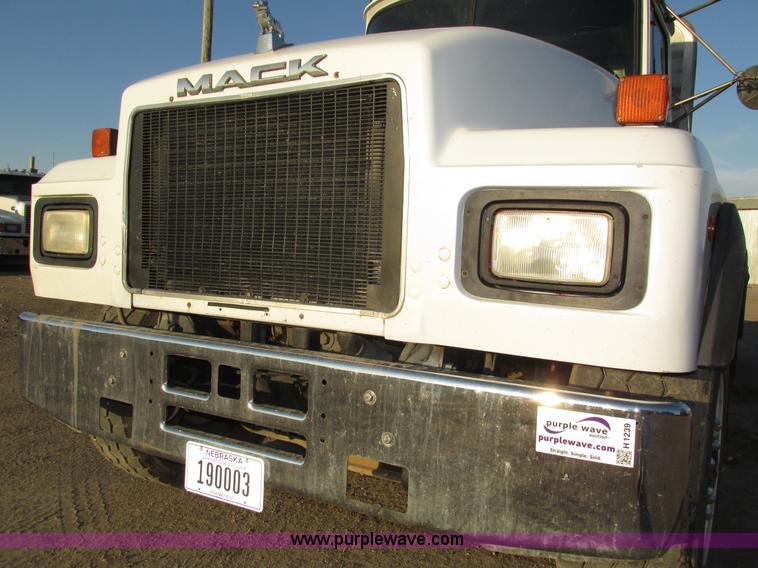 image for item H1239 1993 Mack RD688S semi truck