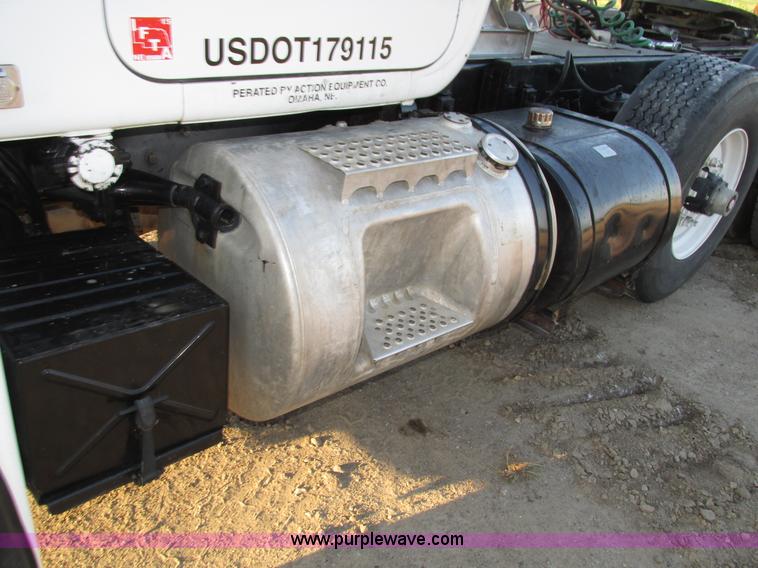 image for item H1239 1993 Mack RD688S semi truck