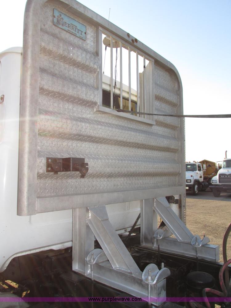 image for item H1239 1993 Mack RD688S semi truck