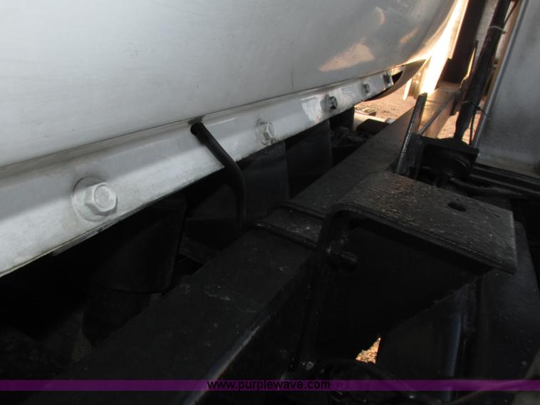 image for item H1239 1993 Mack RD688S semi truck