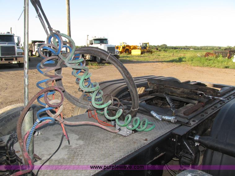 image for item H1239 1993 Mack RD688S semi truck