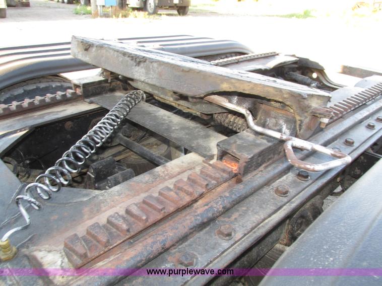 image for item H1239 1993 Mack RD688S semi truck