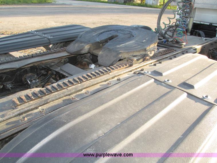 image for item H1239 1993 Mack RD688S semi truck