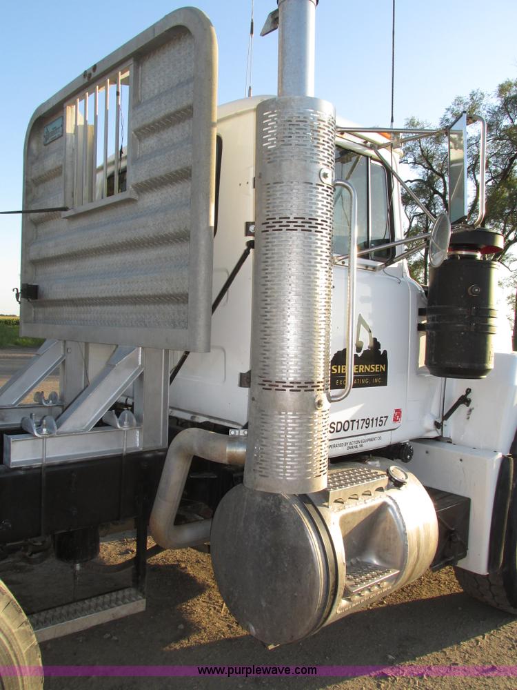 image for item H1239 1993 Mack RD688S semi truck