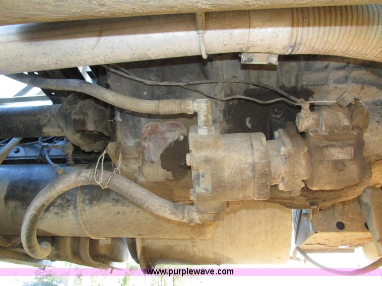 image for item H1239 1993 Mack RD688S semi truck