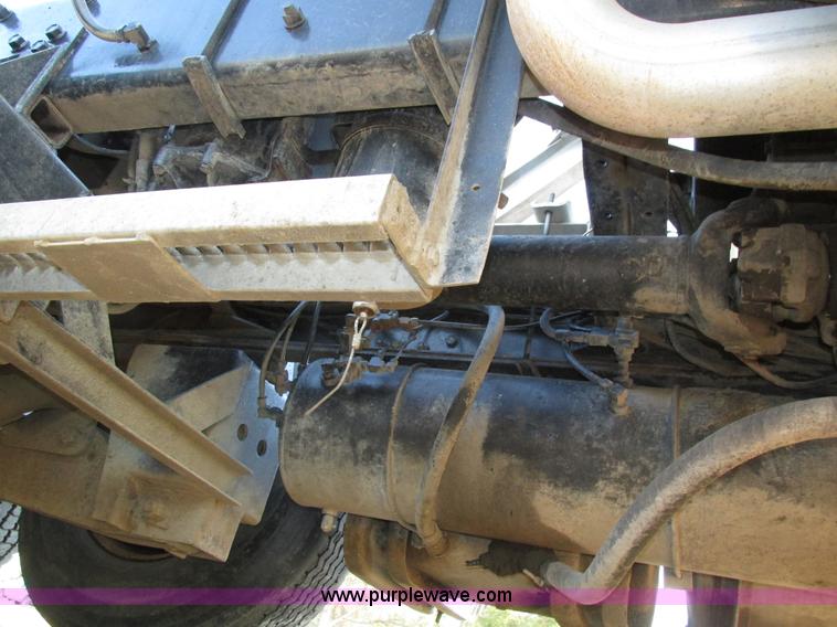 image for item H1239 1993 Mack RD688S semi truck