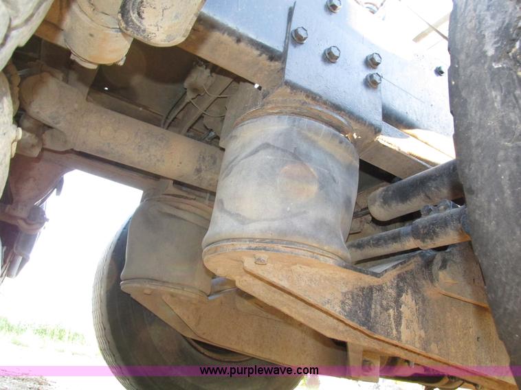 image for item H1239 1993 Mack RD688S semi truck