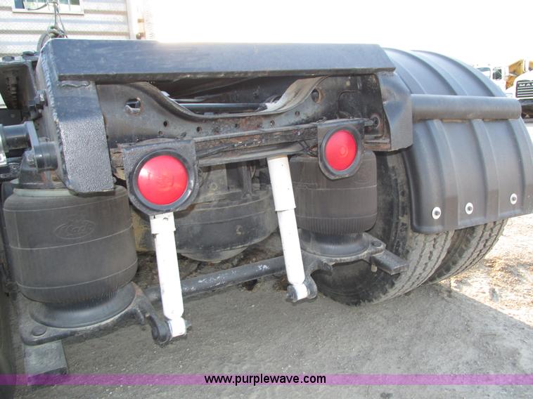 image for item H1239 1993 Mack RD688S semi truck