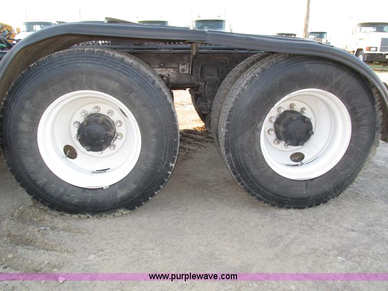 image for item H1239 1993 Mack RD688S semi truck