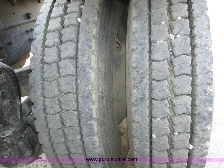 image for item H1239 1993 Mack RD688S semi truck