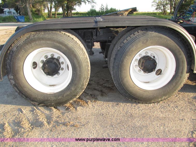 image for item H1239 1993 Mack RD688S semi truck