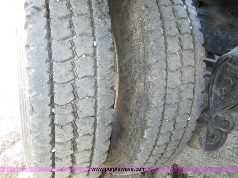 image for item H1239 1993 Mack RD688S semi truck