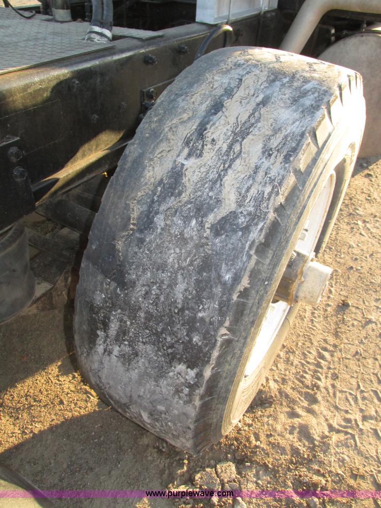 image for item H1239 1993 Mack RD688S semi truck