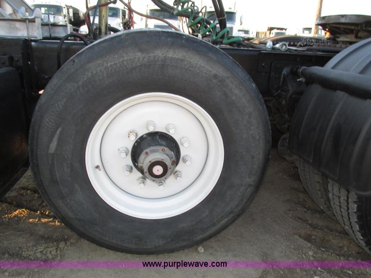 image for item H1239 1993 Mack RD688S semi truck