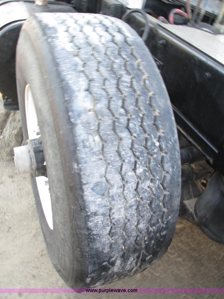 image for item H1239 1993 Mack RD688S semi truck