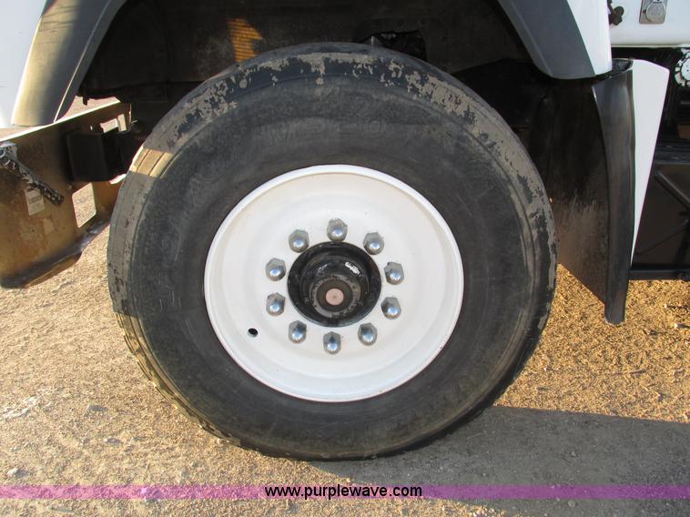 image for item H1239 1993 Mack RD688S semi truck