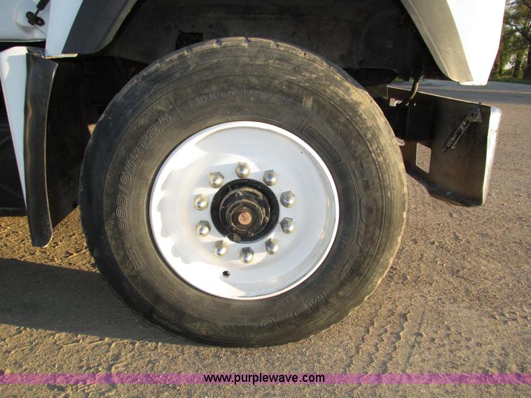 image for item H1239 1993 Mack RD688S semi truck