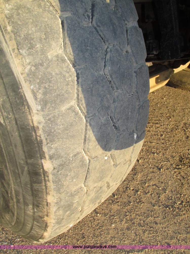 image for item H1239 1993 Mack RD688S semi truck