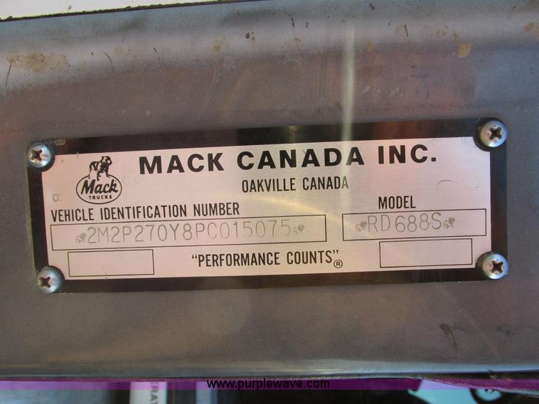 image for item H1239 1993 Mack RD688S semi truck