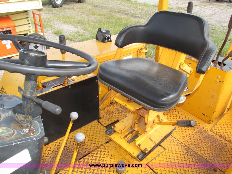image for item H4506 1983 John Deere 310B backhoe