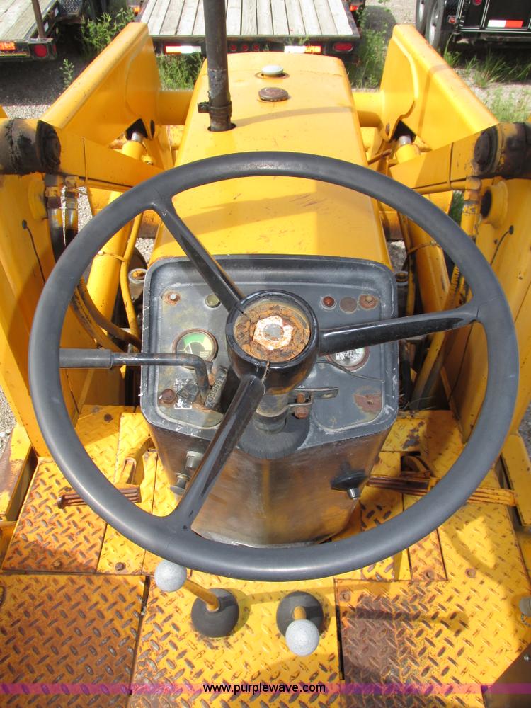 image for item H4506 1983 John Deere 310B backhoe