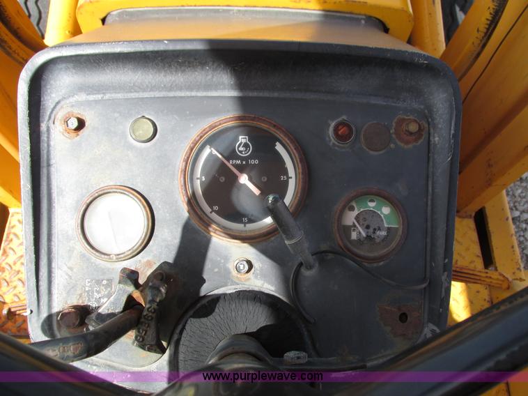 image for item H4506 1983 John Deere 310B backhoe