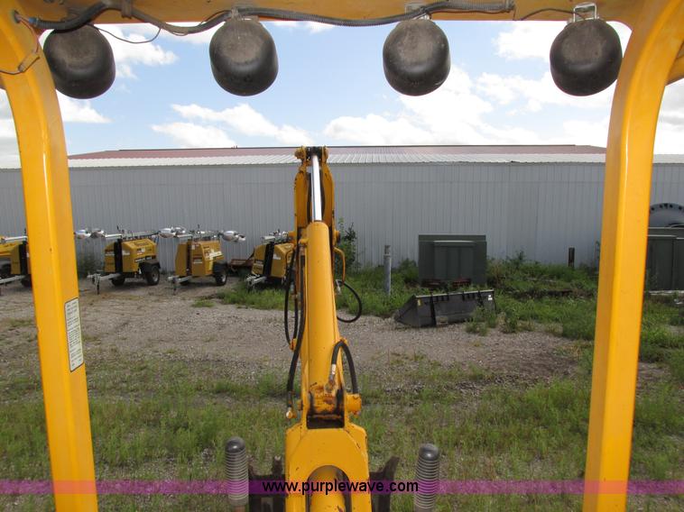 image for item H4506 1983 John Deere 310B backhoe