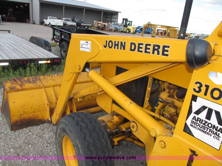 image for item H4506 1983 John Deere 310B backhoe