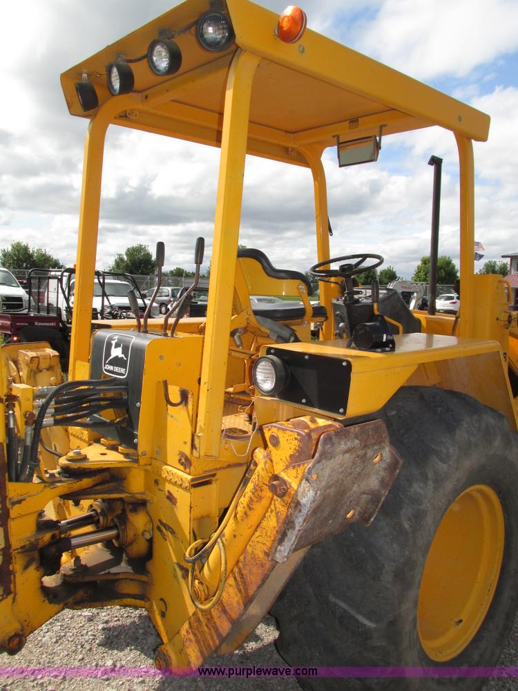 image for item H4506 1983 John Deere 310B backhoe