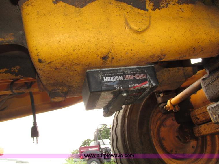 image for item H4506 1983 John Deere 310B backhoe