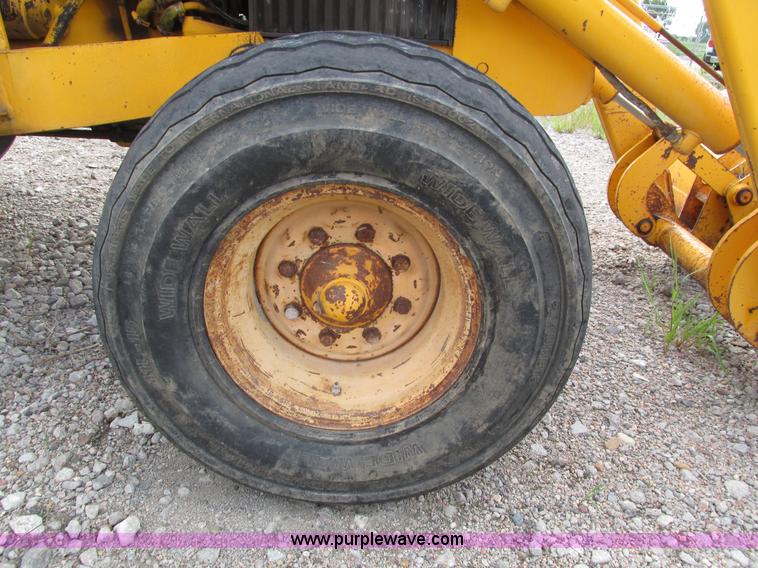 image for item H4506 1983 John Deere 310B backhoe