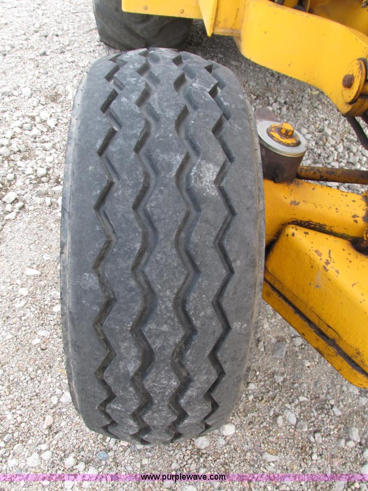 image for item H4506 1983 John Deere 310B backhoe