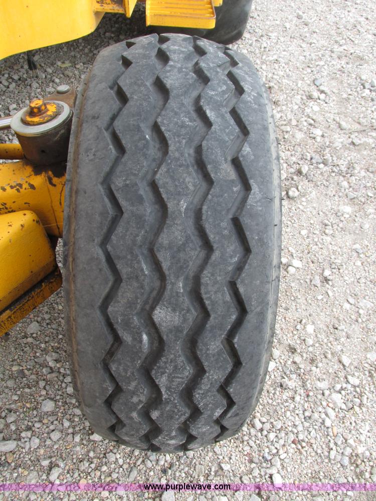 image for item H4506 1983 John Deere 310B backhoe