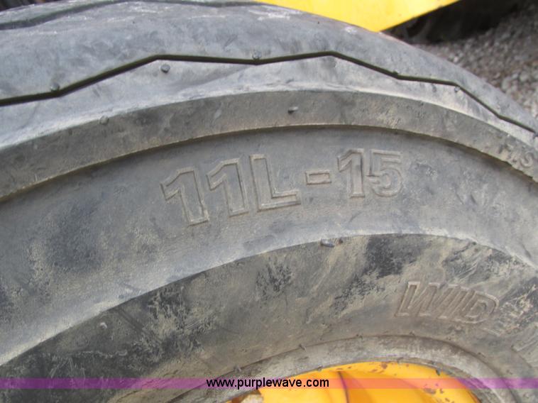 image for item H4506 1983 John Deere 310B backhoe